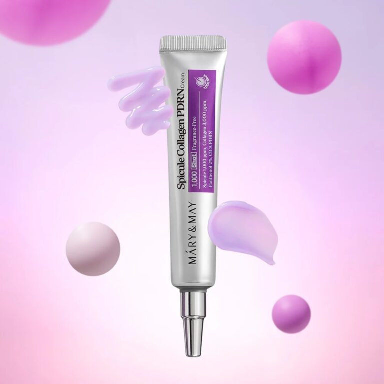 En sølvfarvet tube med Mary&May - Spicule Collagen PDRN Cream sidder i midten af en pastelfarvet baggrund med pink og lilla kugler. Cremeprøver ved siden af tuben viser den luksuriøse tekstur.