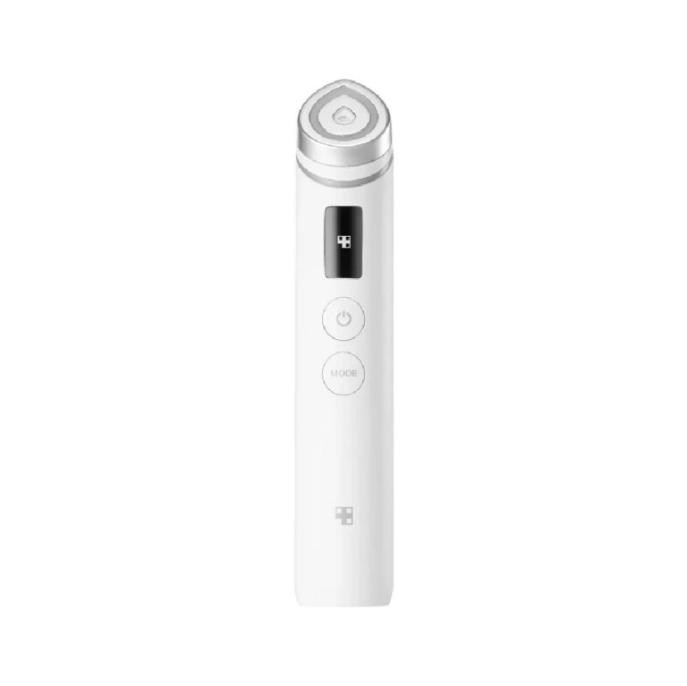 Medicube - AGE-R Booster Pro White er et håndholdt skønhedsapparat med et trekantet metalhoved, et lille digitalt display og to knapper på forsiden til strøm og tilstand, vist på en almindelig hvid baggrund.