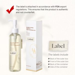 En flaske HEVEBLUE - Salmon Caring Centella Light Cleansing Oil med pumpe står ved siden af sin æske. Teksten fremhæver overholdelse af FDA-labels og angiver, hvilke labels der findes på produktet og emballagen.
