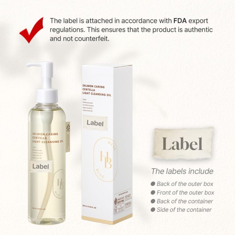 En flaske HEVEBLUE - Salmon Caring Centella Light Cleansing Oil med pumpe står ved siden af sin æske. Teksten fremhæver overholdelse af FDA-labels og angiver, hvilke labels der findes på produktet og emballagen.
