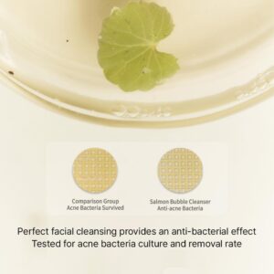 Et grønt blad flyder i en skål over to petriskålsbilleder, der sammenligner aknebakteriers overlevelse; teksten fremhæver de antibakterielle virkninger af HEVEBLUE - Salmon Caring Centella Light Cleansing Oil, der er testet til at fjerne aknebakterier.