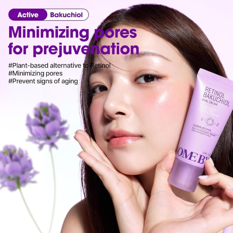 En ung kvinde med strålende hud holder en lilla tube med Some By Mi - Retinol Bakuchiol Dual Cream, omgivet af lavendelblomster og tekst, der viser dens pore-minimerende og anti-aging fordele.