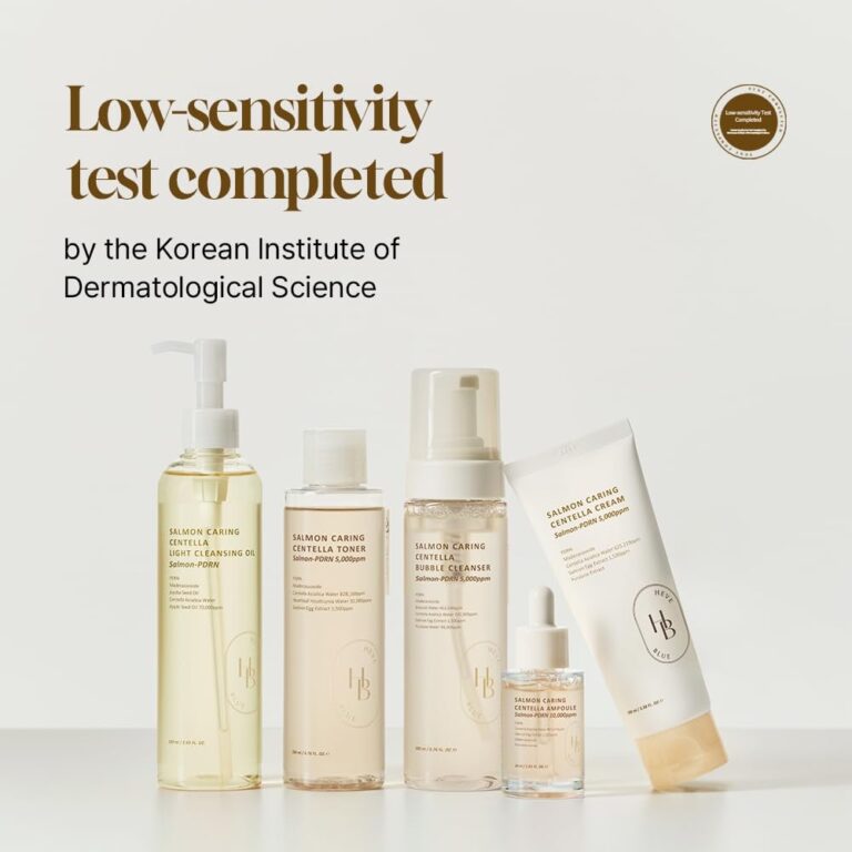 Fem HEVEBLUE - Salmon Caring Centella Light Cleansing Oil-flasker i klar og hvid emballage står på en hvid overflade. Ovenfor står der en tekst: Lavsensitivitetstest gennemført af Korean Institute of Dermatological Science.