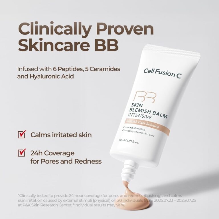 En hvid tube med Cell Fusion C - Skin Blemish Balm Intensive - Light sidder på en beige overflade med creme i spidsen og fremhæver beroligende pleje, 24-timers dækning og hudelskende peptider, ceramider og hyaluronsyre.