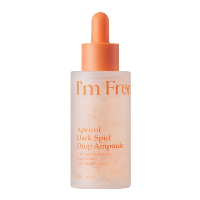 En frostet dråbeflaske mærket "I'M From Apricot Dark Spot Drop Ampoule" har orange tekst og en matchende hætte, designet som en hudplejeampul til effektiv pleje af mørke pletter.