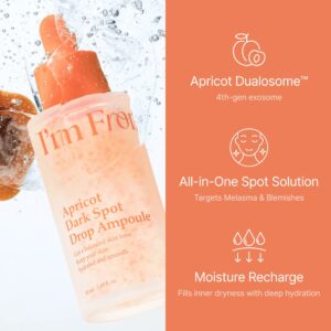 En flaske I'M From Apricot Dark Spot Drop Ampoule med vandsprøjt ved siden af en tekst, der viser dens fordele: Apricot Dualosome, All-in-One Spot Solution og Moisture Recharge for forbedret hudtone og hydrering.