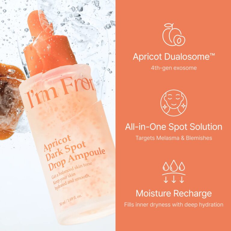 En flaske I'M From Apricot Dark Spot Drop Ampoule med vandsprøjt ved siden af en tekst, der viser dens fordele: Apricot Dualosome, All-in-One Spot Solution og Moisture Recharge for forbedret hudtone og hydrering.