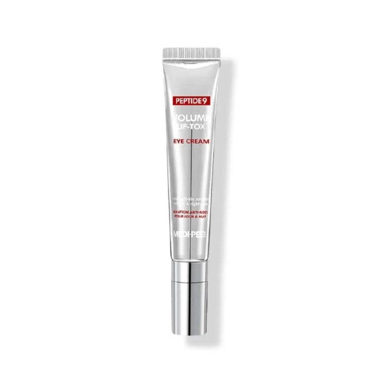 En sølvfarvet tube med MEDIPEEL - Peptide 9 Volume Lif-Tox Eye Cream med en skinnende hætte står oprejst på en hvid baggrund. Produktnavnet står i rødt og hvidt på tuben.