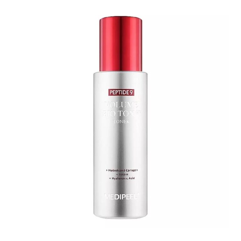 En sølvfarvet flaske med rød hætte mærket MEDIPEEL - Peptide 9 Volume Bio Tox Toner Pro, der indeholder hydrolyseret kollagen, EGF, FGF, TGF og hyaluronsyre for avancerede hudplejefordele.