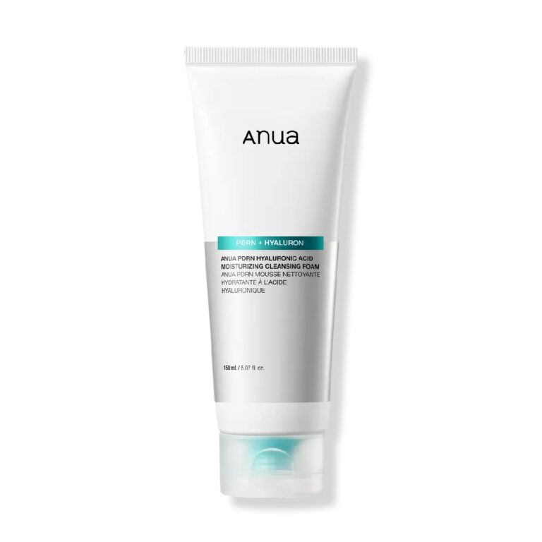 En hvid tube med Anua - PDRN Hyaluronic Acid Moisturizing Cleansing Foam, med blågrøn etiket og hvid hætte, vises mod en almindelig hvid baggrund.
