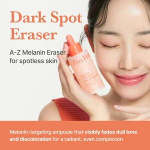 En kvinde med glat, strålende hud holder en flaske I'M From Apricot Dark Spot Drop Ampoule, som retter sig mod melanin for at hjælpe med at falme mørke pletter og misfarvninger og give en jævn, strålende teint.