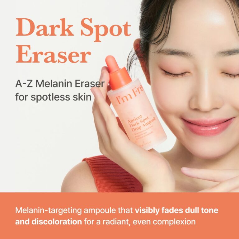 En kvinde med glat, strålende hud holder en flaske I'M From Apricot Dark Spot Drop Ampoule, som retter sig mod melanin for at hjælpe med at falme mørke pletter og misfarvninger og give en jævn, strålende teint.