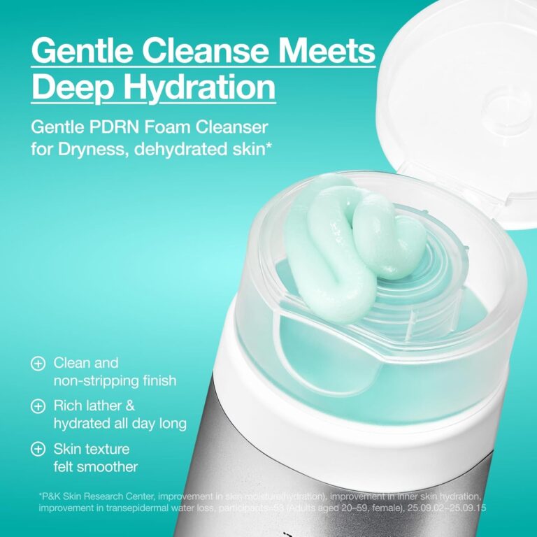 En flaske Anua - PDRN Hyaluronic Acid Moisturizing Cleansing Foam doserer lysegrønt skum. Teksten fremhæver: blid, ikke-strippende, fyldigt skum, langvarig hydrering fra hyaluronsyre, glattere hud. Turkis baggrund.