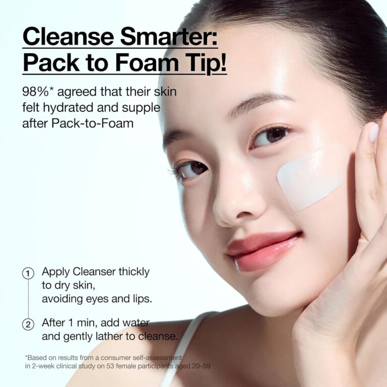 Nærbillede af en kvinde med klar hud og en hvid plet på kinden. Teksten beskriver fordele og instruktioner for Anua - PDRN Hyaluronic Acid Moisturizing Cleansing Foam. Lyseblå baggrund.