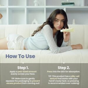 En kvinde med langt mørkt hår ligger i en hvid sofa med AXIS-Y - TXA 2,5% Intensive Brightening Cream i hånden. Nedenfor er der to-trins instruktioner og tips til, hvordan man bruger cremen for at opnå optimale lysnende resultater.