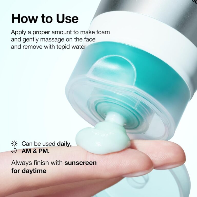 En hånd fordeler Anua - PDRN Hyaluronic Acid Moisturizing Cleansing Foam på en finger. Instruktioner viser, hvordan den skal bruges, og minder brugerne om at anvende solcreme i løbet af dagen.