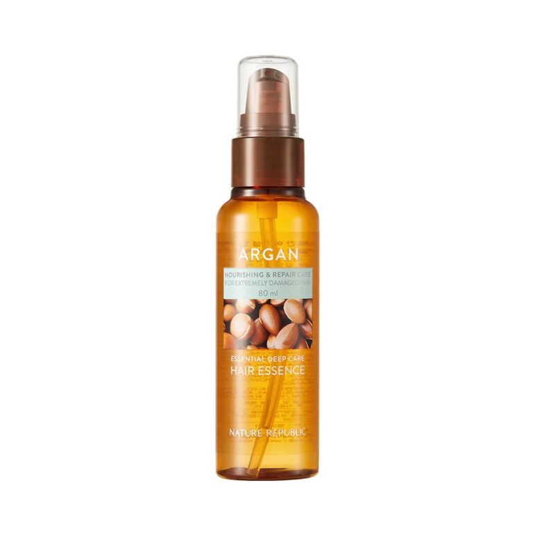 En flaske Nature Republic - Argan Essential Moisture Hair Oil med brun pumpe og klar hætte med argannødder og tekst, der fremhæver dens nærende og reparerende fordele for dyb fugt.