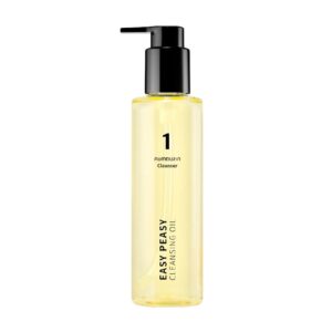 En klar flaske med en sort pumpedispenser indeholder gul Numbuzine - No.1 Easy Peasy Cleansing Oil. Etiketten viser "1 Cleanser" og "EASY PEASY CLEANSING OIL" i sort tekst.