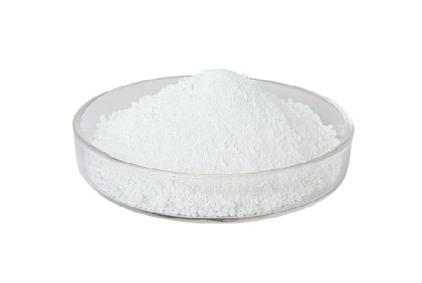 En klar glasskål fyldt med en bunke fint hvidt pulver, placeret mod en almindelig hvid baggrund, som vist i Ingrediensleksikon.