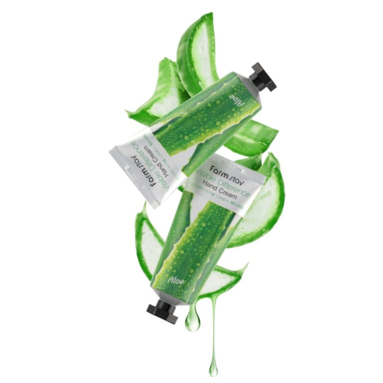 To metalgrønne tuber med Farm Stay - Visible Difference Hand Cream (Aloe) er krydset over hinanden, omgivet af friske aloe vera-skiver og klar gel, alt sammen mod en hvid baggrund.