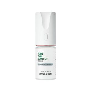 En hvid flaske Meditherapy PDRN Skin Booster Set med pumpedispenser har niacinamid 3 % og D-panthenol 5 % på etiketten. Indeholder 100 ml (3,38 fl. oz.) potent skin booster-serum.