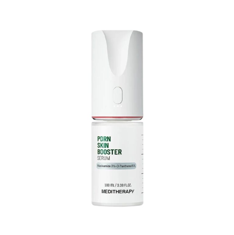 En hvid flaske Meditherapy PDRN Skin Booster Set med pumpedispenser har niacinamid 3 % og D-panthenol 5 % på etiketten. Indeholder 100 ml (3,38 fl. oz.) potent skin booster-serum.
