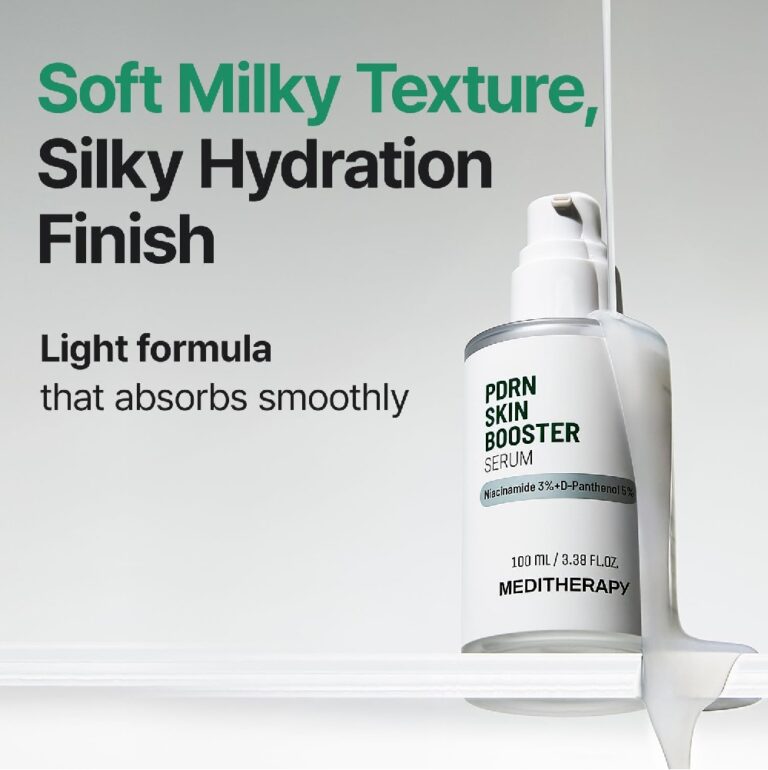 Meditherapy PDRN Skin Booster Serum har en klar flaske med en hvid pumpe og en blød, mælkeagtig konsistens. Det fugtgivende serum har en let formel, der absorberes let, så det er nemt at påføre.