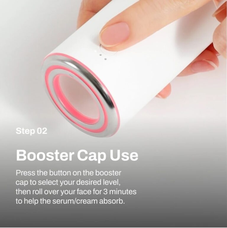 En hånd trykker på en knap på den hvide Meditherapy PDRN Skin Booster Set-enhed med en lyserød og sølvfarvet spids og viser, hvordan man vælger niveauet og ruller det på ansigtet for at få serum eller creme absorberet ved hjælp af Skin Booster-hætten.