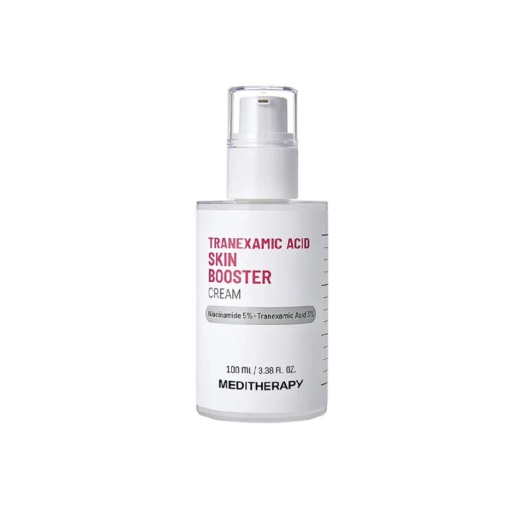 En 100 ml hvid pumpeflaske med Meditherapy Tranexamic Acid Skin Booster Cream, der indeholder 5 % niacinamid og 3 % tranexamsyre, vises på en almindelig hvid baggrund.