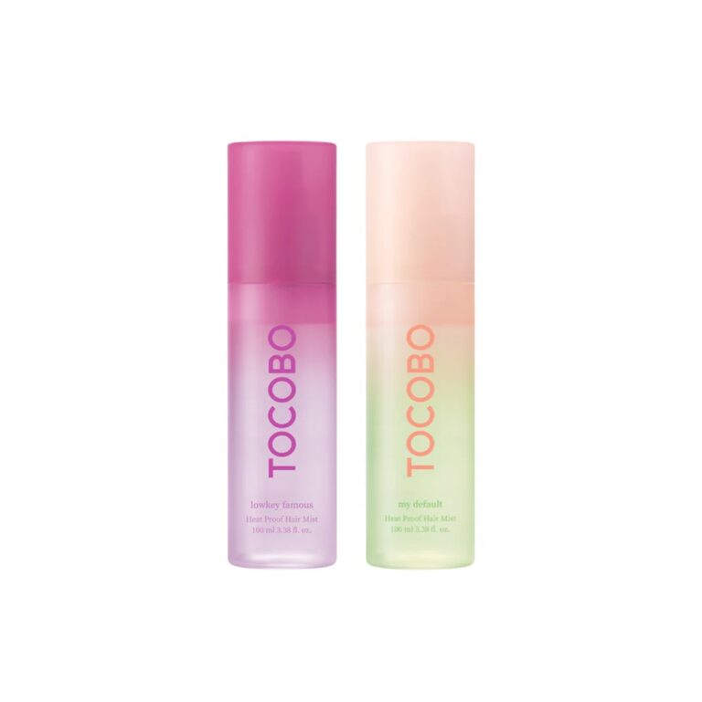 To flasker TOCOBO Heat Proof Hair Mist 01 Lowkey Famous med et enkelt, minimalistisk design til ubesværet styling og varmebeskyttelse.