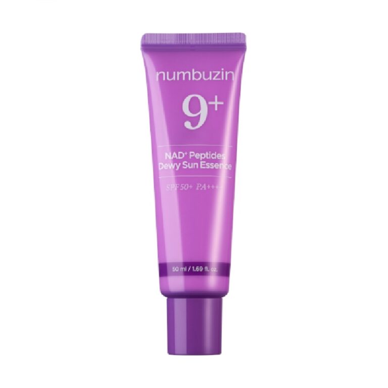 En lilla tube mærket Numbuzin - No.9 NAD+ 9 Peptides Dewy Sun Essence SPF 50+ PA++++ står oprejst og indeholder 50 ml (1,69 fl oz) nærende hudpleje med NAD+ og peptider.
