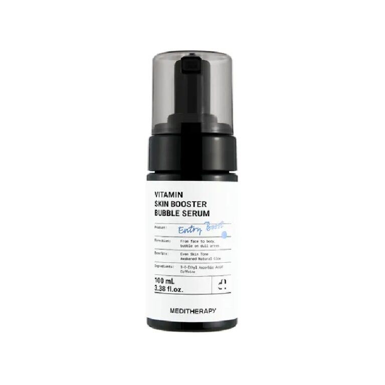En sort og hvid pumpeflaske mærket "Meditherapy - Vitamin Skin Booster Bubble Serum" (100 ml/3,38 fl. oz.) viser produktoplysninger i sort tekst på en hvid baggrund.