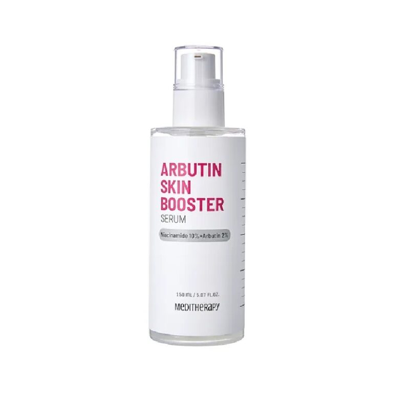 En klar flaske Meditherapy - Arbutin Skin Booster Serum med en hvid etiket, pink og grå tekst og en pumpedispenser. Etiketten fremhæver niacinamid 10 % og arbutin 2 %.