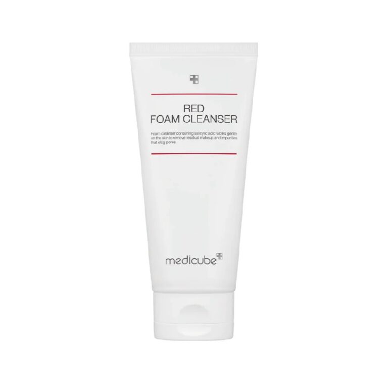 En hvid tube mærket "Medicube - Red Foam Cleanser" med minimal rød og grå tekst står oprejst mod en almindelig hvid baggrund.