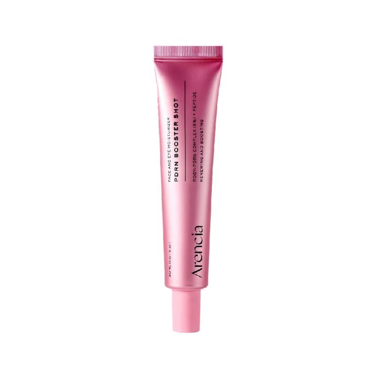 En pink metallisk tube mærket "Arencia - PDRN Booster Shot" med sort tekst står oprejst med en spids hætte, designet til hudpleje, mod en hvid baggrund.