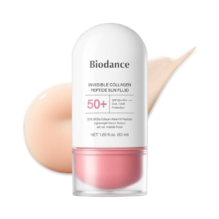 En flaske Biodance Invisible Collagen Peptide Sun Fluid SPF 50+ vises foran en beige cremeudstrygning, der fremhæver produktets emballage og tekstur. Flasken viser vigtige oplysninger og er på 50 ml.