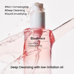 En klar pink flaske med Biodance - Collagen Cleansing Oil, der er oversprøjtet med væske, viser dens ikke-komedogene og dybderensende formel, der hurtigt emulgerer for at give resultater med lav irritation.
