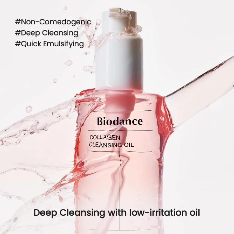 En klar pink flaske med Biodance - Collagen Cleansing Oil, der er oversprøjtet med væske, viser dens ikke-komedogene og dybderensende formel, der hurtigt emulgerer for at give resultater med lav irritation.