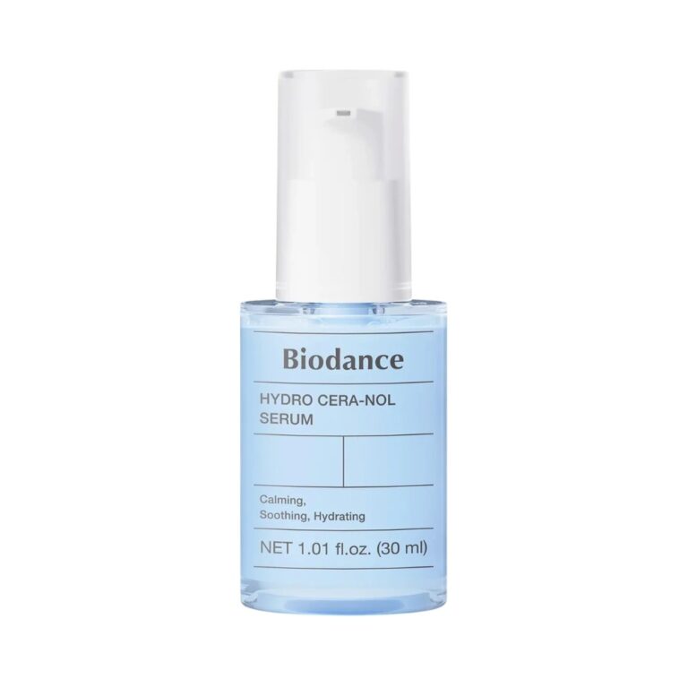 En klar flaske Biodance - Hydra Cera-Nol Serum med en hvid pumpedispenser indeholder lyseblå væske. Etiketten fremhæver de beroligende, lindrende og fugtgivende fordele. Nettoindhold: 1,01 fl oz (30 ml).