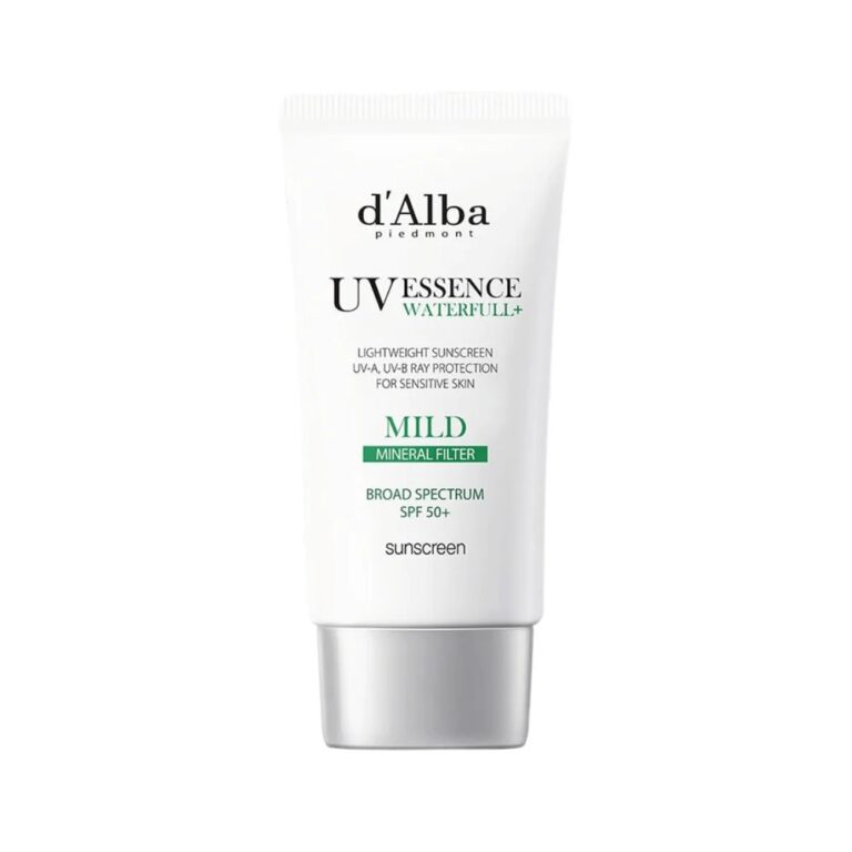 En hvid tube med d'Alba - Waterfull Mild Sun Cream SPF50+ PA++++ står oprejst mod en ensfarvet baggrund og fremhæver dens mineralske filter og bredspektrede beskyttelse til følsom hud.