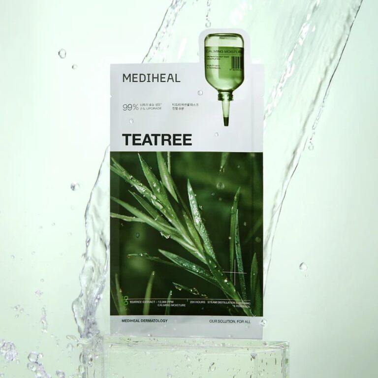 En Mediheal - Teatree Essential Mask Calming Moisture-pakke står oprejst på en klar blok med vand, der sprøjter omkring den, med grønne tetræblade og et grønt hætteglas for at understrege de beroligende fugtfordele.