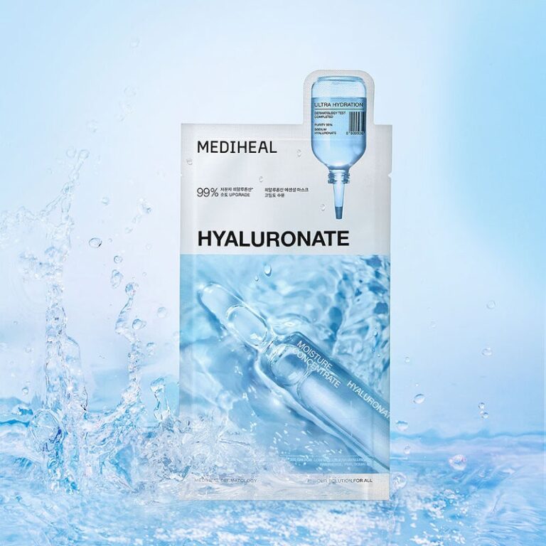 Mediheal - Hyaluronate Essential Mask Ultra Hydration-pakken er afbilledet med vandstænk, der fremhæver dens ultrahydratiserende og fugtgivende effekter. Billedet af den blå ampul og det minimalistiske design skiller sig ud på emballagen.