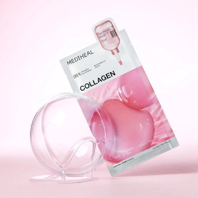En Mediheal - Collagen Essential Mask Core Firming-pakke står oprejst på en lyserød overflade ved siden af en klar, blank bobleprop med blød lyserød belysning i baggrunden, der skaber en ren og frisk scene.