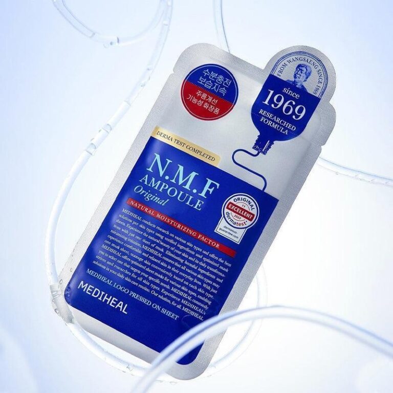 En sølvfarvet og blå pose med Mediheal - The N.M.F Ampoule Mask Original vises på en lys baggrund med hvide slanger og koreansk og engelsk tekst på hudplejeproduktets emballage.