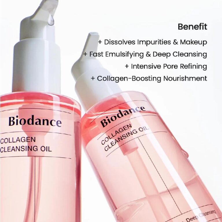 To flasker Biodance - Collagen Cleansing Oil med pink væske og pumpetop renser i dybden, opløser urenheder og makeup, forfiner porerne og booster kollagenet for en næret og strålende hud.