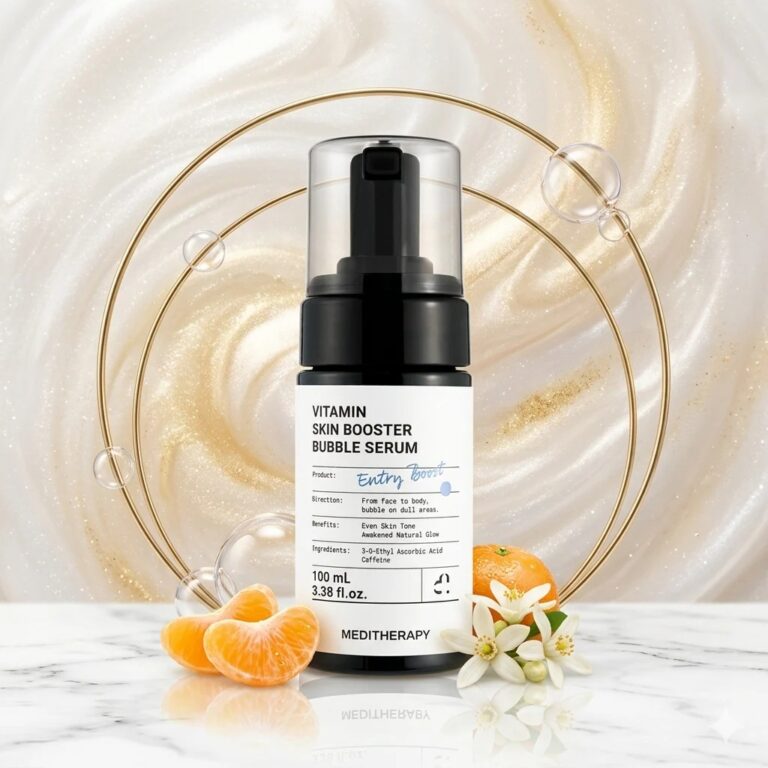 En flaske Meditherapy - Vitamin Skin Booster Bubble Serum står på en marmorplade omgivet af appelsinskiver, hvide blomster og gyldne ringe på en skinnende perlelignende baggrund.