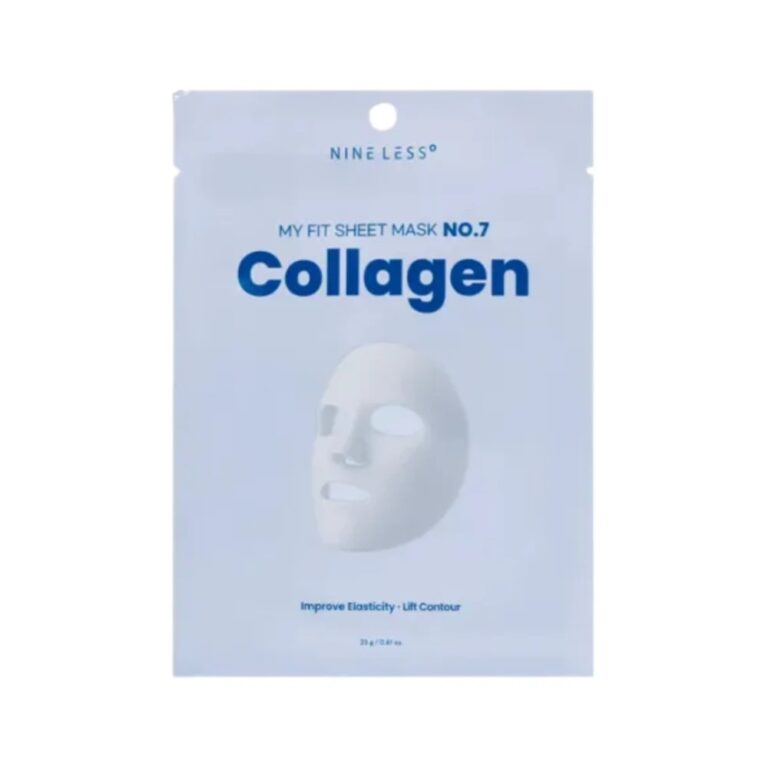 En hvid pakke med Nine Less - My Fit Sheet Mask No.7 Collagen har en sheet mask-grafik og en tekst, der fremhæver Fit Sheet Mask-formlen, som er designet til at forbedre hudens elasticitet og løfte ansigtets konturer.