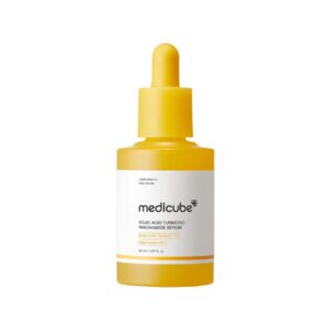 En 30 ml (1.01 fl. oz) gul dråbeflaske med Medicube - Kojic Acid Turmeric Niacinamide Serum, med en hvid etiket og gul tekst, anbefales til brug i ansigtet.