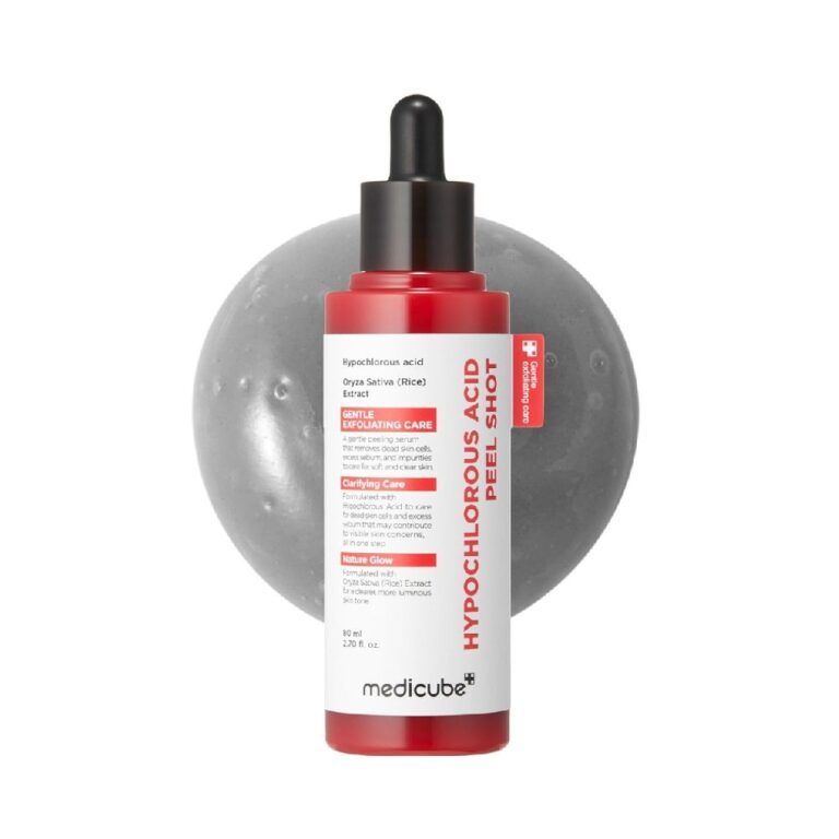 En rød og hvid dråbeflaske mærket "Medicube - Hypochlorous Acid Peel Shot" er vist på en struktureret grå cirkel, der understreger dens eksfolierende og afklarende fordele.