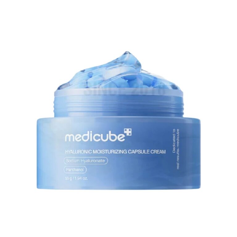 En blå krukke med Medicube - Hyaluronic Moisturizing Capsule Cream har en blå gel med synlige kapsler og en etiket, der fremhæver fugtgivende ingredienser som natriumhyaluronat og panthenol, der giver effektiv fugt.